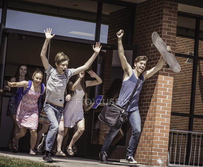 Gymnasiasten und Realschülerinnen gehen das Gymnasium aus — Stockfoto