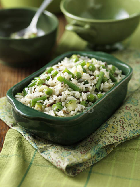 Prato de risoto com ervilhas e feijão — Fotografia de Stock