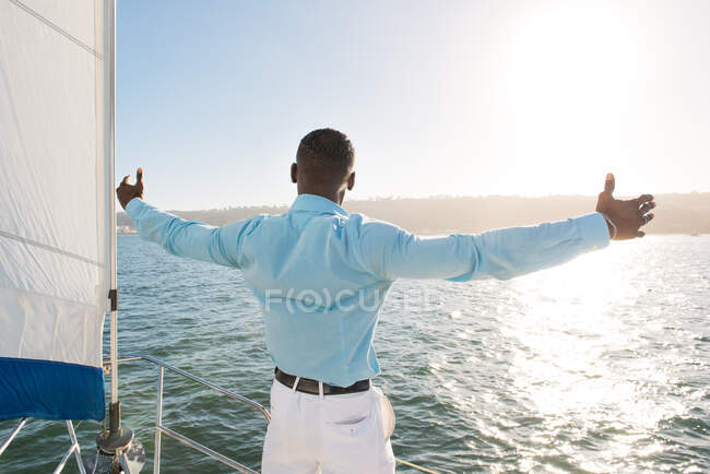 Mann breitet Arme auf Segelboot aus, San Diego Bay, Kalifornien, USA — Stockfoto