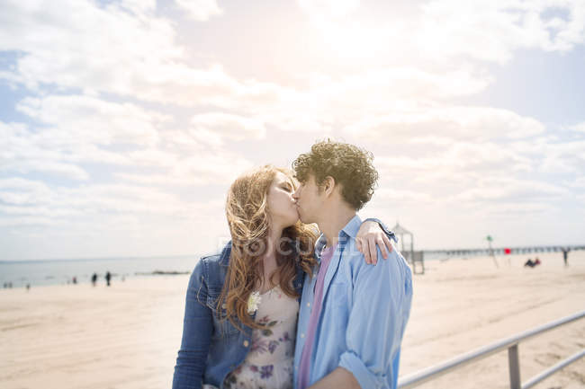 Романтична пара цілуються на пляжі — стокове фото