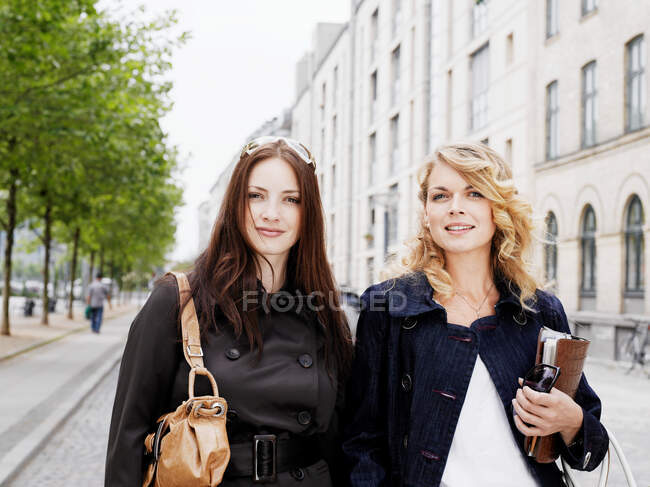 Dos mujeres caminando al aire libre - foto de stock