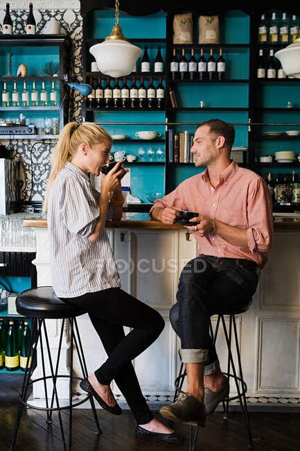 Пара в кафе-баре — стоковое фото