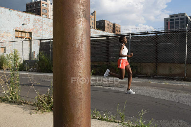 Afroamerikanerin läuft in brooklyn — Stockfoto