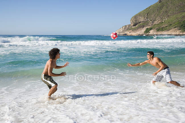 Ragazzi adolescenti che giocano con un calcio — Foto stock