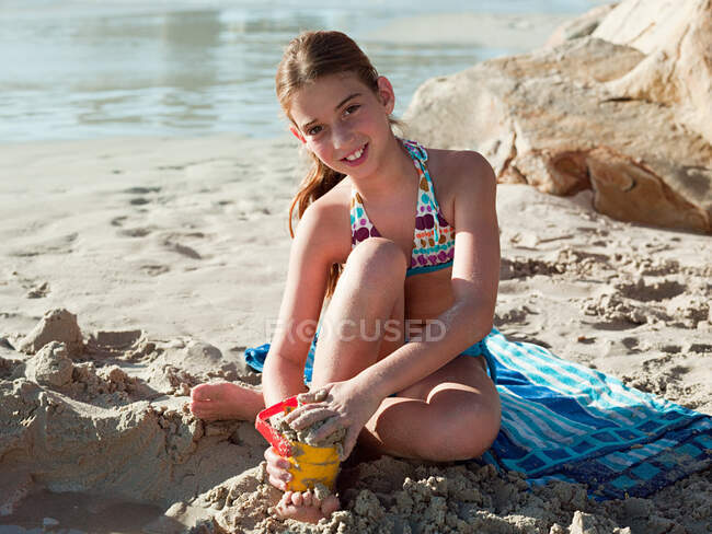 Chica en una playa - foto de stock
