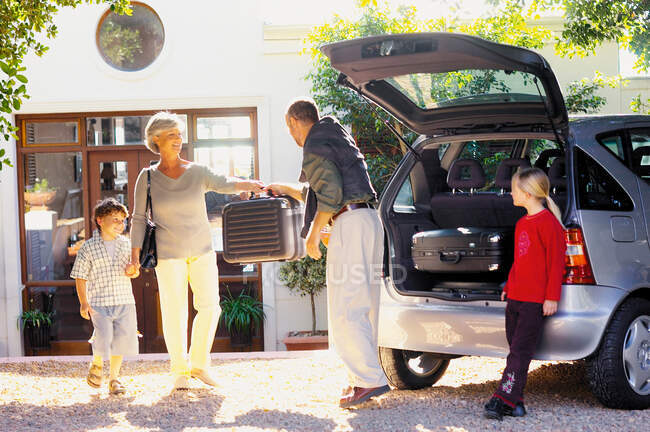 Family leaving for vacation — Stock Photo