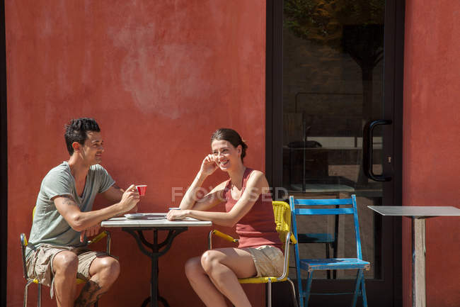 Couple sitting outside cafe, Florence, Tuscany, Italy — Stock Photo