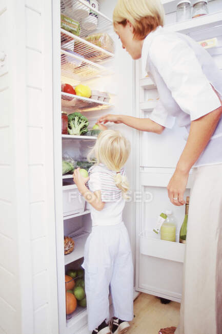 Mother and daughter in the kitchen — Stock Photo