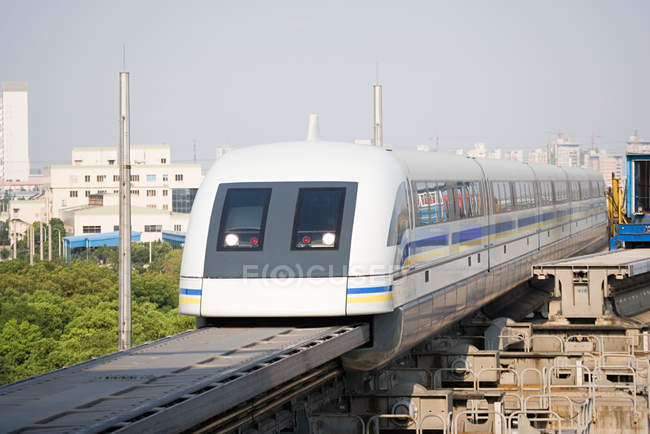 Train transrapide sur monorail pendant la journée — Photo de stock