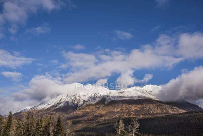 Bellissimo paesaggio con montagne e nuvole — Foto stock