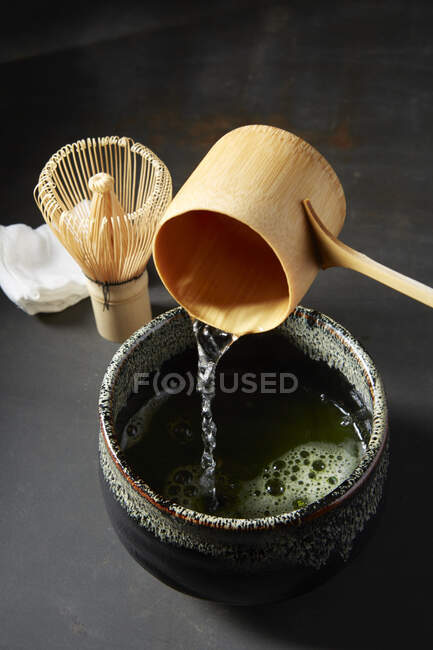 Verser le thé matcha avec des outils traditionnels en bambou — Photo de stock