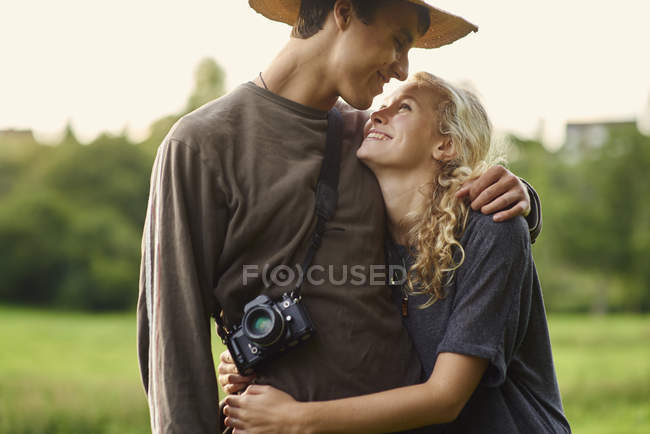 Romantique jeune couple dans le domaine rural — Photo de stock