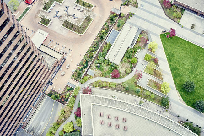 Vue aérienne de l'immeuble de bureaux et de l'aire de loisirs — Photo de stock