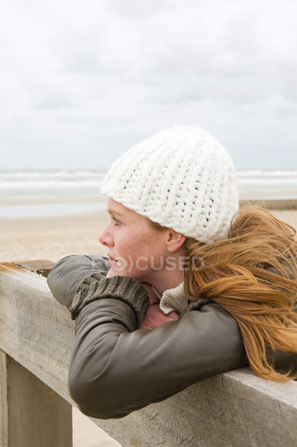 Mulher atenciosa junto ao mar — Fotografia de Stock