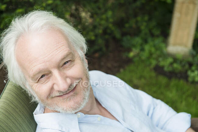 Портрет пожилого человека с седыми волосами, высокий угол — стоковое фото