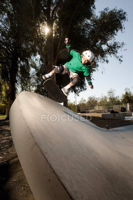 Vista angolo basso di Boy pattinaggio a skatepark — Foto stock