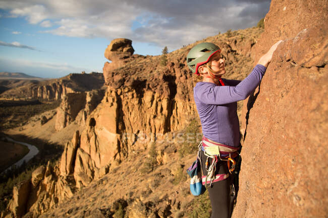 Female rock climber climbing mountain, Smith Rock State Park, Oregon, USA — Stock Photo