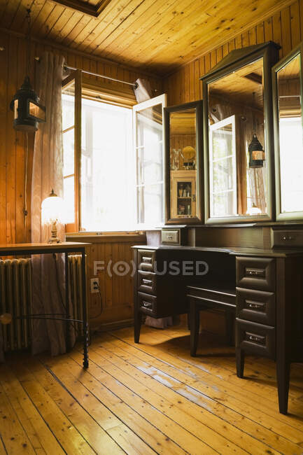 Beleuchteter Puderraum mit Schminktisch im Obergeschoss in einem alten Haus im Landhausstil der 1920er Jahre. Quebec, Kanada. Dieses Bild ist Eigentum freigegeben. CUPR0251 — Stockfoto