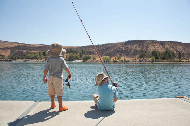 Niños pescando en el lago - foto de stock