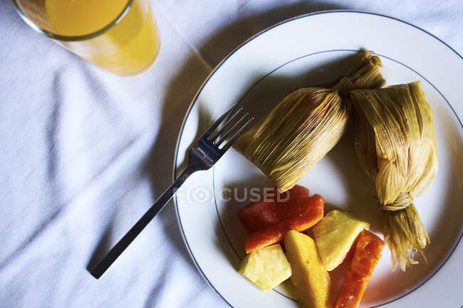 Overhead view of plate with leaf wrapped food and vegetables,  Antigua, Guatemala — Stock Photo