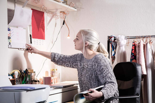 Female university student studying in the bedroom in her shared student house — Stock Photo
