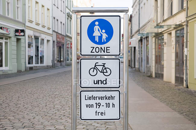 Informations panneau routier sur vélo et rue piétonne — Photo de stock