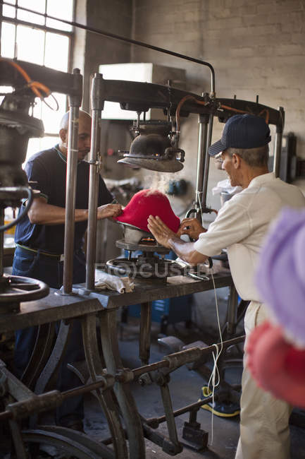 Produttori di cappelli in tessuto elasticizzato su stampo in officina — Foto stock