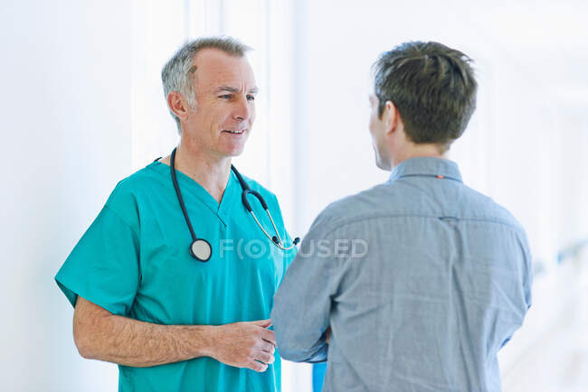 Хірург розмовляє з людиною — стокове фото
