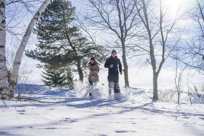 Dos hermosos amigos jugando en la nieve, Montreal, Quebec, Canadá - foto de stock