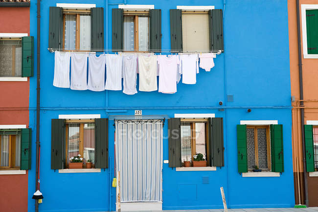 Blaue Hausfassade mit Wäscheleine, Frontansicht — Stockfoto