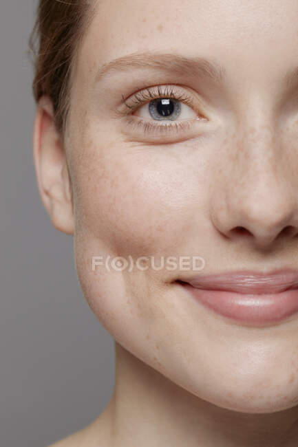 Großaufnahme eines Teils des Gesichts der jungen Frau, lächelnd — Stockfoto