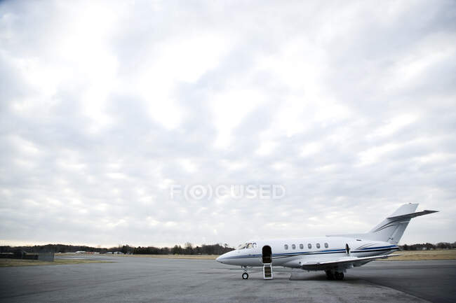 Airplane on empty runway — Stock Photo