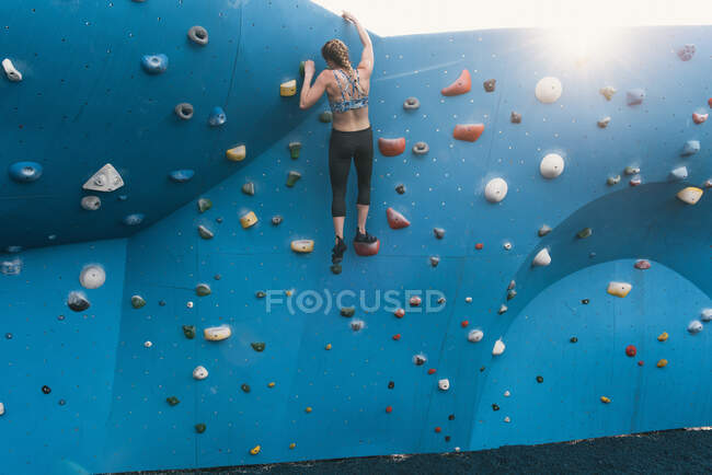 Giovane arrampicata su una roccia . — Foto stock