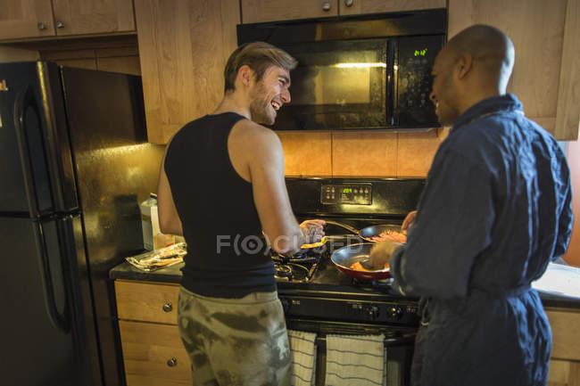 Pareja masculina en cocina, haciendo el desayuno - foto de stock