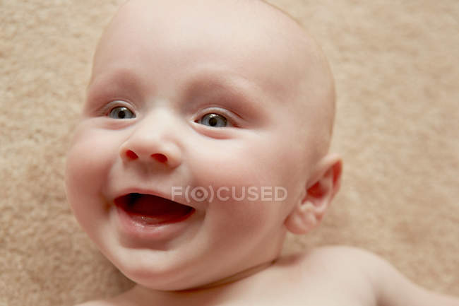 Primer plano del bebé con amplia sonrisa - foto de stock