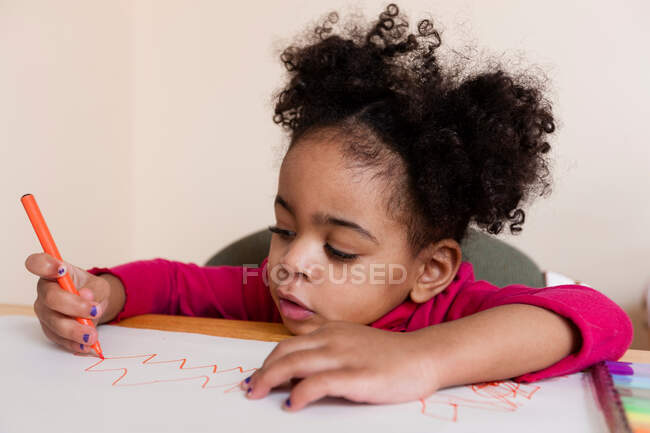 Girl drawing zig zag pattern — Stock Photo
