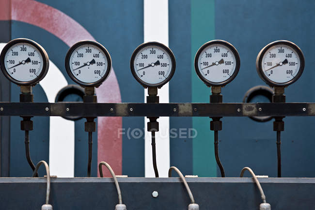 Indicatori di pressione disposti di fila — Foto stock
