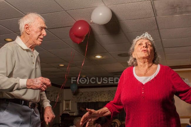 Hombre y mujer mayores bailando en la fiesta - foto de stock