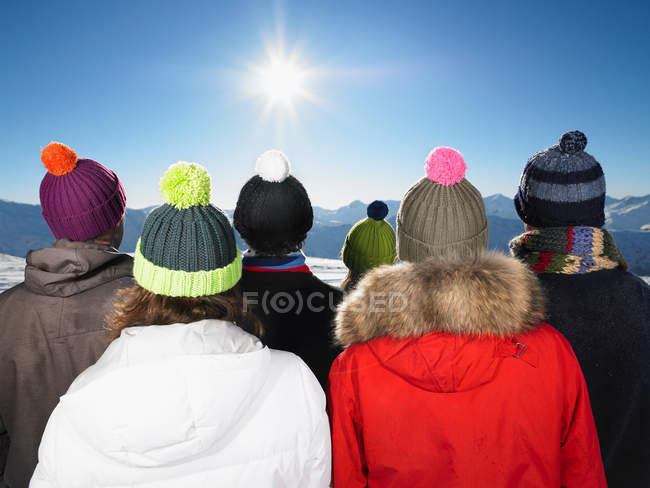 Вид ззаду великої групи людей, які захоплюються видом на гори — стокове фото