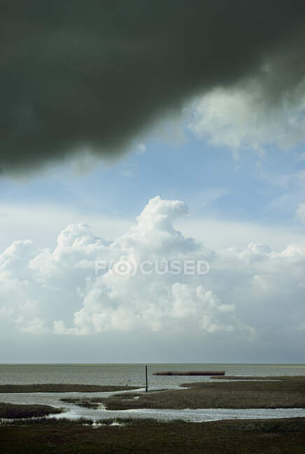 Вид на озеро Эйсселби и приближающиеся грозовые облака, Воркум, Фрисланд, Нидерланды — стоковое фото