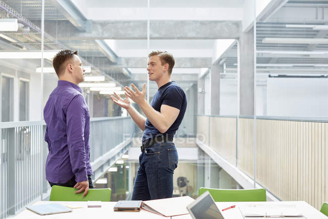 Dois designers masculinos reunidos em estúdio de design — Fotografia de Stock