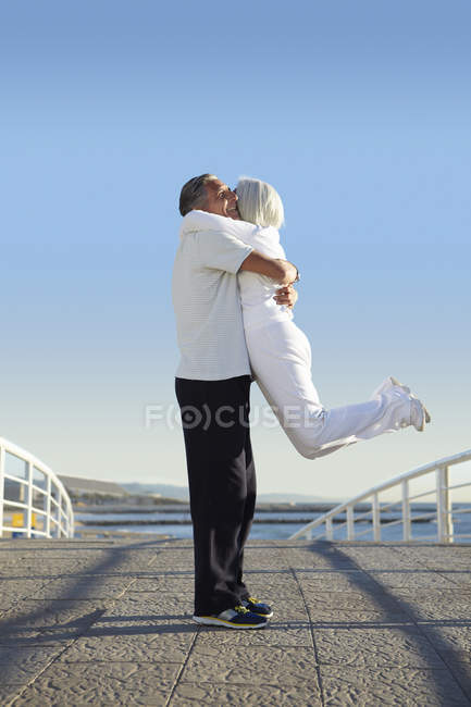 Man lifting woman up — Stock Photo