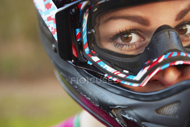 Retrato de cerca de la jinete BMX femenina en el casco de choque - foto de stock