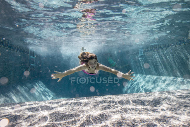 Mädchen schwimmt im Pool — Stockfoto