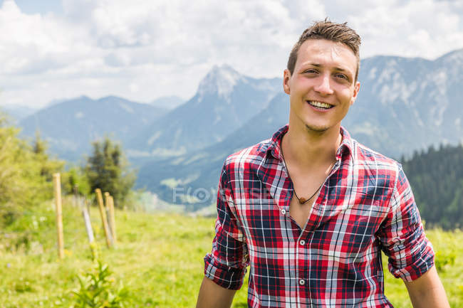 Retrato do jovem contra as montanhas, Tirol, Áustria — Fotografia de Stock