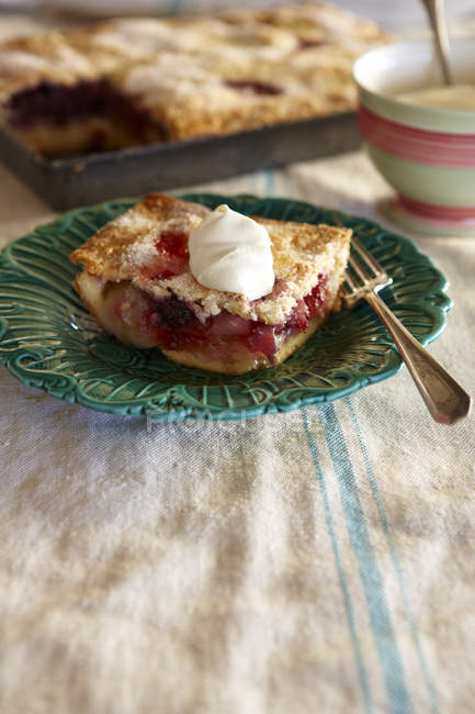 Тарелка с яблочным пирогом и начинкой из сливок — стоковое фото