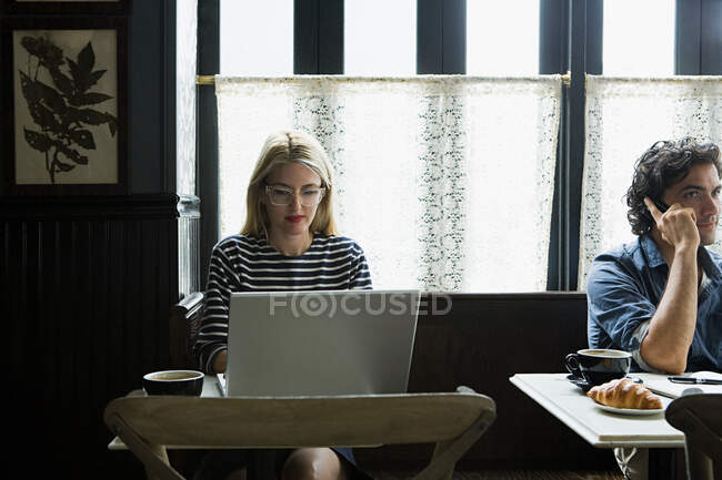 Frau arbeitet in Café am Laptop — Stockfoto