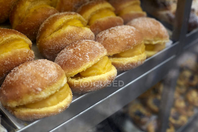 Rows of Bola de Berlin donuts on tray — Stock Photo