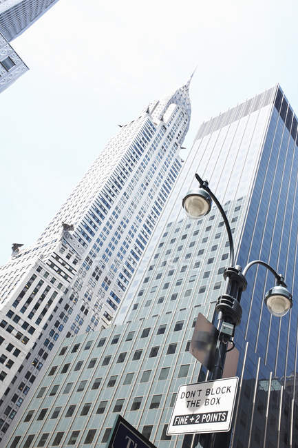 Здание Крайслер и уличное освещение с вывеской, Нью-Йорк, США — стоковое фото