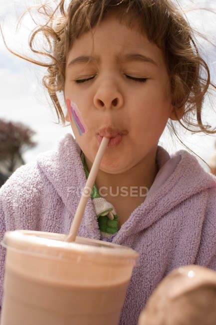 Портрет молодой девушки, пьющей молочный коктейль — стоковое фото